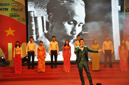 Xuân Hảo với ca khúc Dấu chân phía trước.