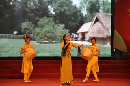 Giọng ca cao vút Anh Thơ với Ấm tình quê Bác.