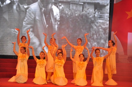 Giọng ca cao vút Anh Thơ với Ấm tình quê Bác.