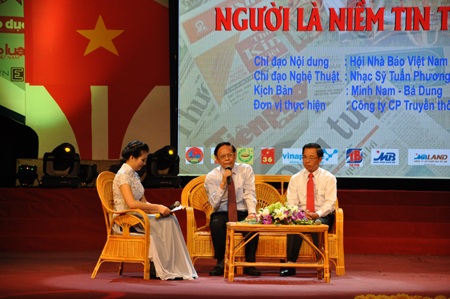 Giao lưu với nhà báo Nguyễn Hồng Vinh và kĩ sư Trần Mạnh Báo.