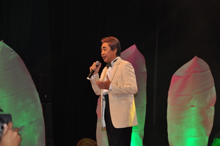 Đêm nhạc với sự thể hiện của NSND Quang Thọ mang lại nhiều cảm xúc cho người nghe.