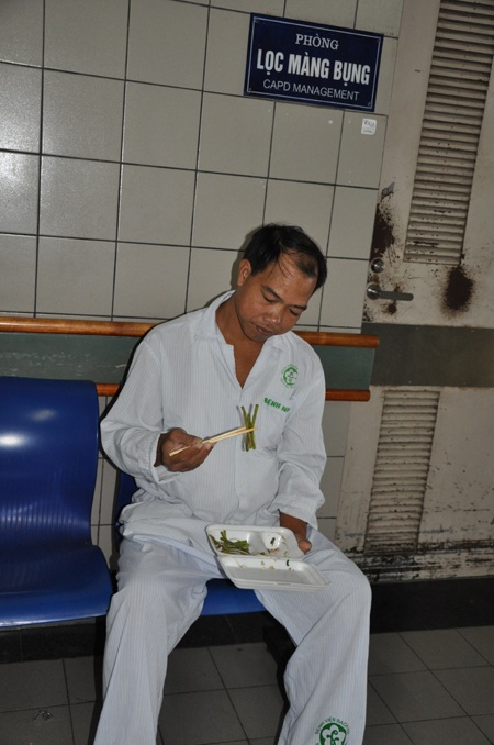Bữa cơm chan nước mắt của anh Tráng tại bệnh viện.