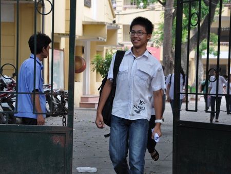 Một trong những học sinh đầu tiên bước ra phòng thi tại điểm trường THPT Việt Đức.