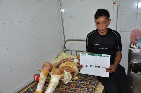 Anh Phà nhận quà của bạn đọc Dân trí giúp đỡ.