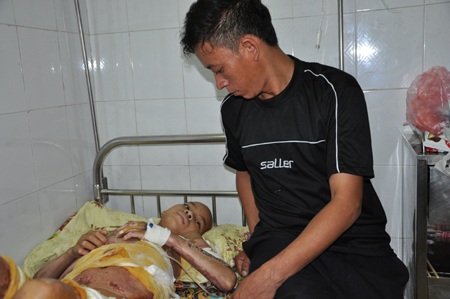 Hai bố con anh Phà không còn đơn độc trong bệnh viện vì có nhiều bạn đọc Dân trí giúp đỡ.