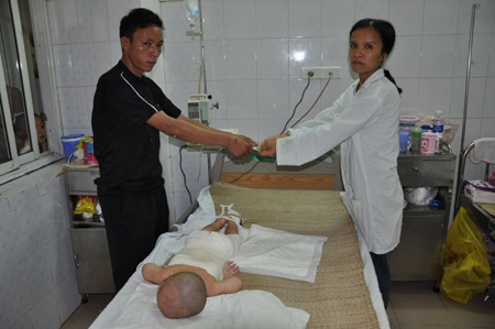 Bé Nguyễn Sỹ Tuần (29 tháng tuổi) bỏng nước sôi cũng nhận được quà của anh Phủ.