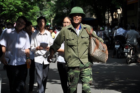 Niềm vui trên gương mặt bố khi con làm bài thi tốt.