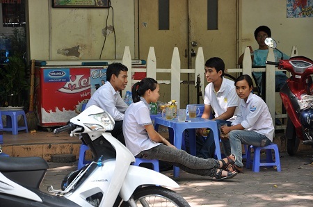 Ngồi lại với nhau tại các quán trà đá là cách các sĩ tử ăn mừng sau khi làm bài tốt.