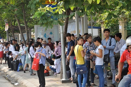 Chờ sẵn con ngoài phòng thi để ra bến xe đi về.