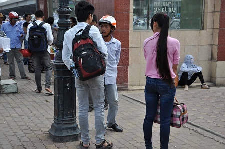 Chờ sẵn con ngoài phòng thi để ra bến xe đi về.