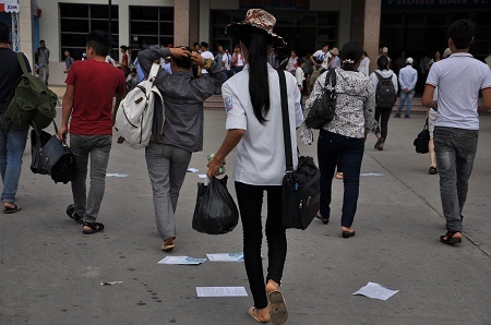 Chờ sẵn con ngoài phòng thi để ra bến xe đi về.