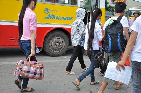 Sĩ tử tràn ra các bến xe buýt.