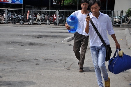 Sĩ tử tràn ra các bến xe buýt.