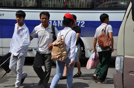 Bố trước, con sau cùng đi về.