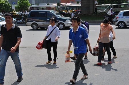 Sĩ tử đội nắngvội vã về quê sau đợt thi khối A