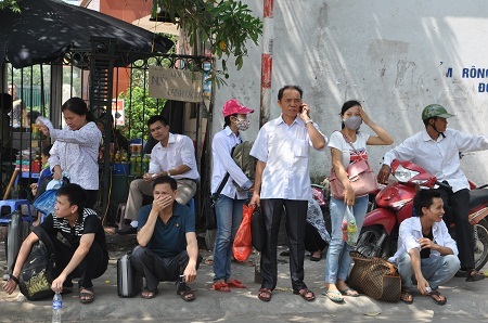 Thi xong, hai bố con chờ xe về quê ngay tại bến xe Giáp Bát.