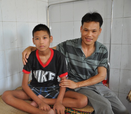 Anh Huynh rất vui vì được mọi người giúp đỡ để có điều kiện tiếp tục chữa trị cho con.