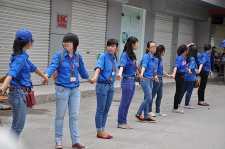 Nắm chặt tay nhau tạo những hành lang để đảm bảo an toàn giao thông cho các sĩ tử.