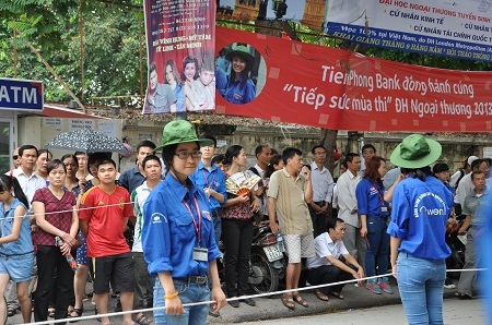 Dàn hàng ngang phân chia luồng giao thông trước các địa điểm thi.