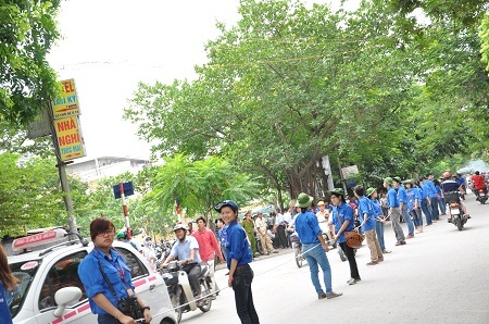 Dàn hàng ngang phân chia luồng giao thông trước các địa điểm thi.