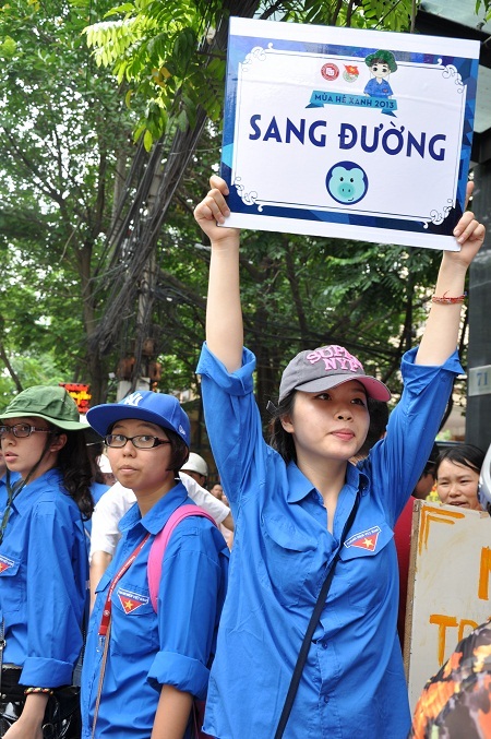 Sinh viên tình nguyện với sáng kiến giơ bảng Sang đường để hướng dẫn thí sinh.