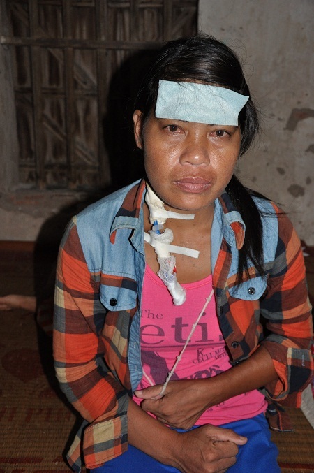 Chị Hơn xúc động khi được nhận quà của bạn đọc Dân trí.