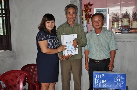 Bà con vui mừng nhận quà mà báo điện tử Dân trí và 