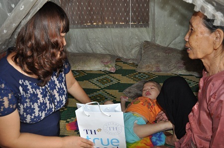 Chia sẻ nỗi đau với những em bé chịu hậu quả của chất độc da cam.