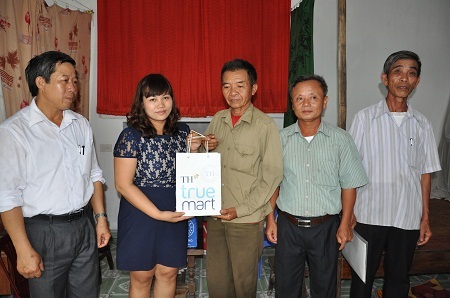 Bà Vũ Thu Hằng còn đến thăm các gia đình thương, bệnh binh chịu hậu quả nặng nề của chiến tranh.