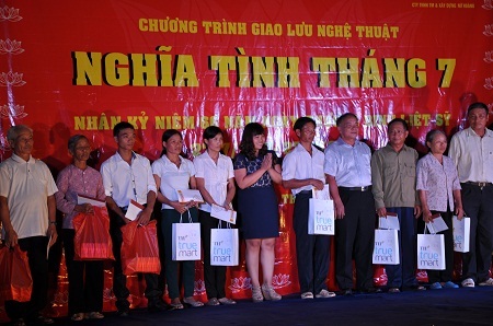 Bà con vui mừng nhận quà mà báo điện tử Dân trí và 