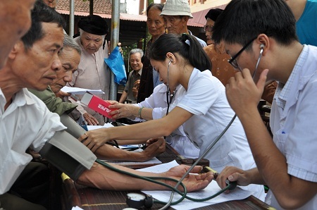 Bà con vui mừng vì được đi khám bệnh miễn phí.