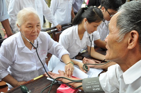 Bà con vô cùng phấn khởi khi nhận được quà của nhà chùa.