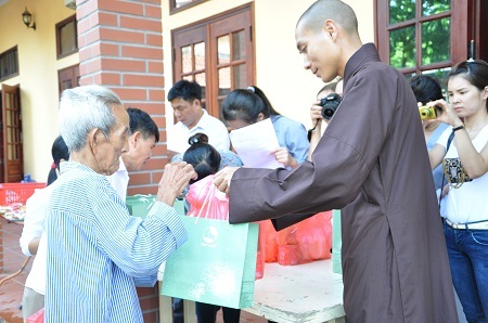 Những món quà được nhà chùa trao tận tay các bác.