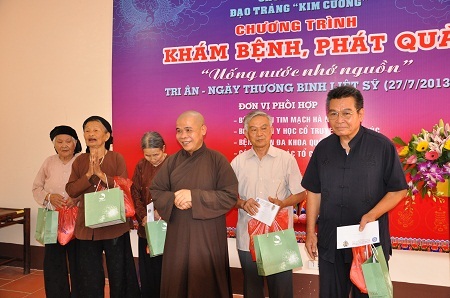 Bà con vô cùng phấn khởi khi nhận được quà của nhà chùa.