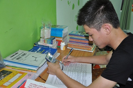 12 năm đèn sách, cậu bé Bùi Chí Hướng đỗ thủ khoa vào Học viện Công nghệ Bưu chính Viễn thông.