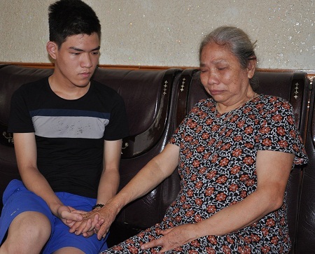 Hành trang trước ngày nhập trường của cậu bé Hướng chỉ có lời dặn dò của bà nội.