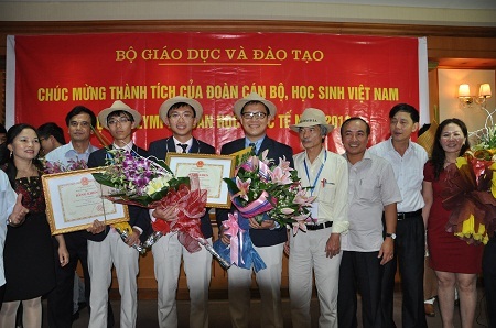 Hân hoan trong niềm vui với thầy cô, gia đình.