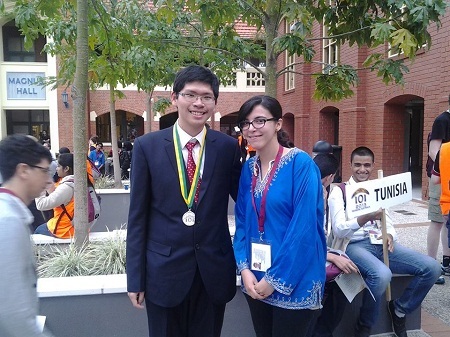 Gặp chàng “chủ nhân” Huy chương Bạc Olympic Tin học quốc tế - 2 Đạt chụp ảnh kỉ niệm trong kì thi Tin học quốc tế vừa qua được tổ chức tại Australia