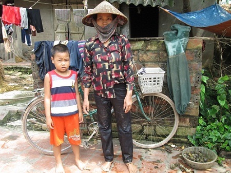Thương người mẹ nghèo không có nổi 50 nghìn đồng cho con đi viện - 2 Bé Chương vui vì mẹ bắt được nhiều ốc hơn hôm qua là em sẽ có tiền đi viện.