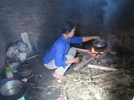 Thương người mẹ nghèo không có nổi 50 nghìn đồng cho con đi viện - 3 Chồng mất đã 8 năm, gánh nặng gia đình dồn hết lên vai người phụ nữ khốn khổ.
