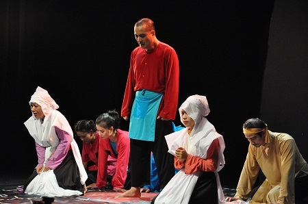 Lấy diễn xuất cơ thể là chủ yếu để làm nổi bật nội dung, ý nghĩa của vở kịch.