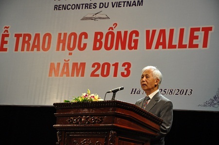 Luôn đồng hành cùng chương trình học bổng là GS Trần Thanh Vân - Chủ tịch Hội gặp gỡ Việt Nam