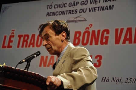 Thứ trưởng Bộ GD-ĐT Nguyễn Vinh Hiển phát biểu trong buổi lễ trao học bổng.