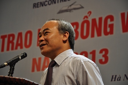 Thứ trưởng Bộ GD-ĐT Nguyễn Vinh Hiển phát biểu trong buổi lễ trao học bổng.