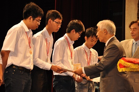 Đối tượng được nhận học bổng là những em học sinh đạt giải cao trong các kì thi Olympic quốc tế.