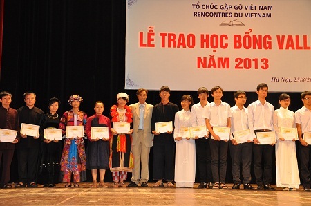 Những học sinh dân tộc thiểu số nhận học bổng Vallet