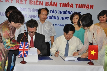 Việc kí kết sẽ tạo cơ hội mới cho học sinh trong việc học Tiếng Anh.