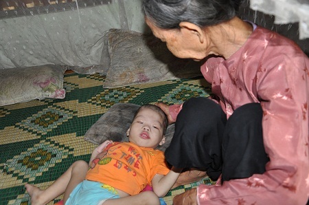 Hàng ngày bà chăm cháu mà nước mắt lưng tròng trách con bỏ cháu mà đi.