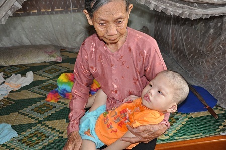 Bị bố mẹ bỏ lại, em chỉ còn biết bấu víu vào ông bà nội năm nay đã ngoài 80 tuổi.
