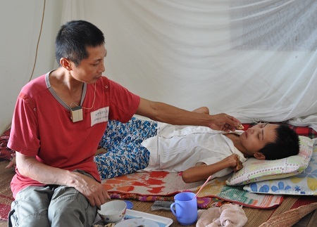 Căn bệnh khiến đôi chân của em cũng trở nên không bình thường.